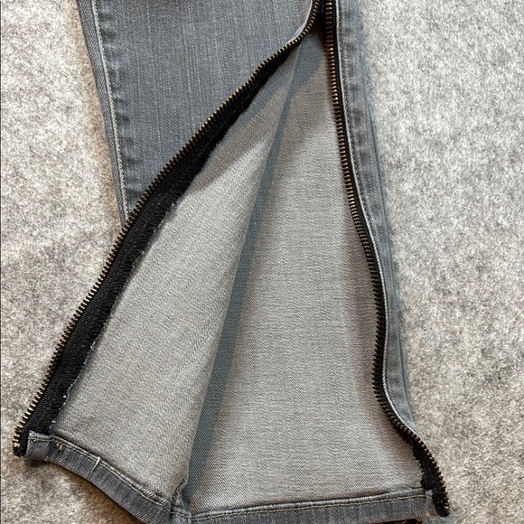 AG The Camila Super Skinny Jeans โ Size 27R | Distressed Gray ๐ - Picture 4 of 16
